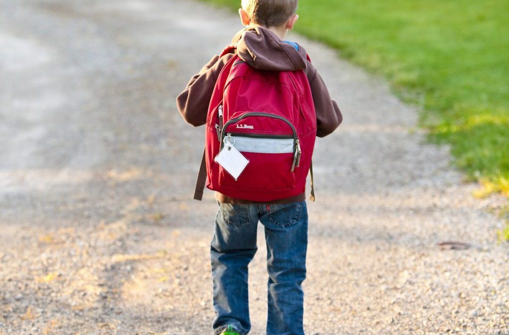 ¿Puede un progenitor cambiar de colegio a un menor?